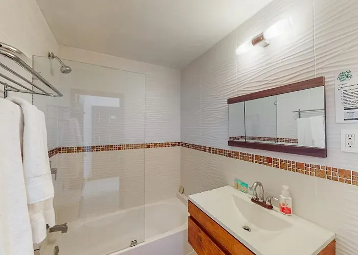 Сasa de vacaciones Beachfront With Ocean Views Wifi Partial Ac & Shared Pool Dock Kayaks *